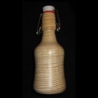 Holzflasche (Riegelahorn) mit Flaschen&ouml;ffner im Boden